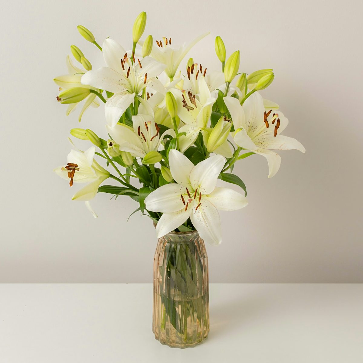 Blumenstrauß aus weißen asiatischen Lilien
